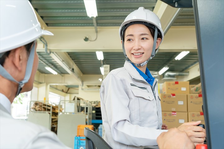 《三田市》週払いOK・リーチフォークでの加工食品の入出庫作業スタッフ！（Web面接OK・週休2日）