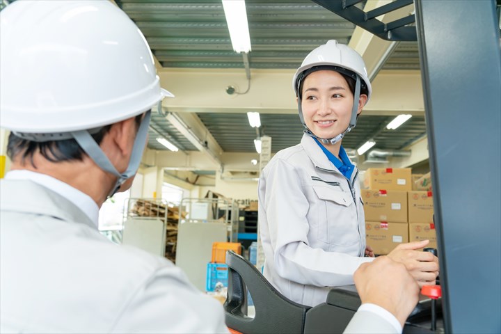 《戸田市》週払いOK・青果市場内での仕分けやピッキング及びフォークリフトでの入出荷作業スタッフ！（Web面接OK・高時給）