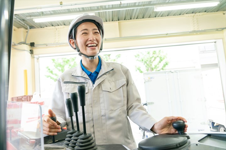 《久世郡久御山町》週払いOK・リーチフォークを使用した常温倉庫内での入出庫、ピッキング作業スタッフ！（Web面接OK・週休2日）
