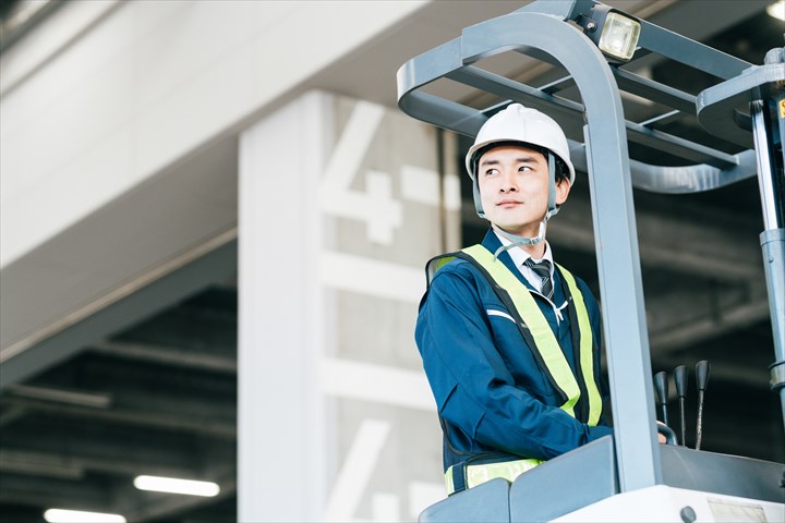《大阪市大正区》週払いOK・フォークリフトでの食品などの入出庫作業スタッフ！（週休2日・日勤）
