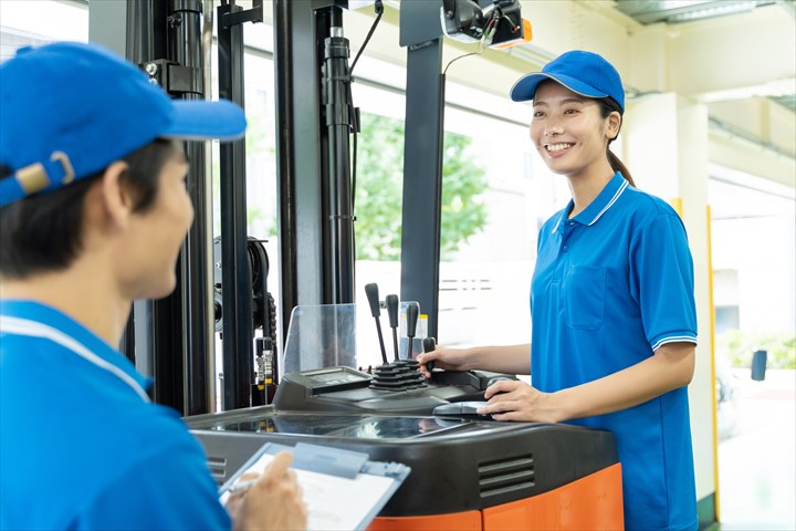 《堺市堺区》週払いOK・リーチフォークを使用した常温倉庫内での入出庫作業スタッフ！（Web面接OK・短時間）