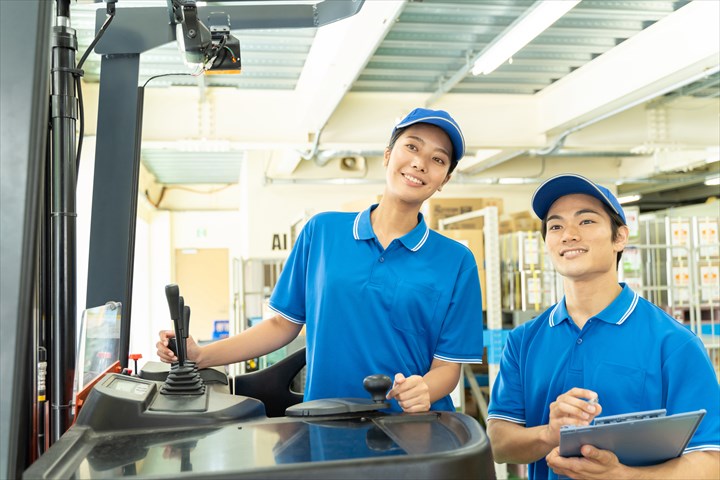 《松戸市》週払いOK・フォークリフトでの倉庫内でのチルドやドライ商品の入出庫作業スタッフ！（週休2日・時間外勤務ほぼ無し）