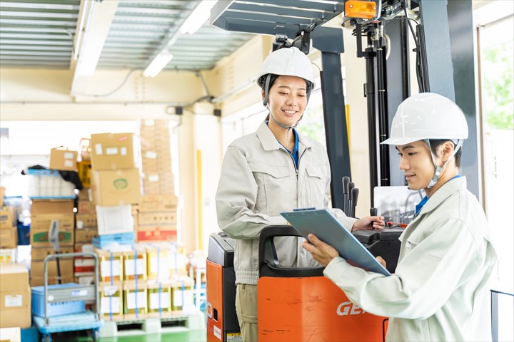 《戸田市》週払いOK・リーチフォークでの冷蔵冷凍倉庫内でのピッキング作業スタッフ！（Web面接OK・高時給）