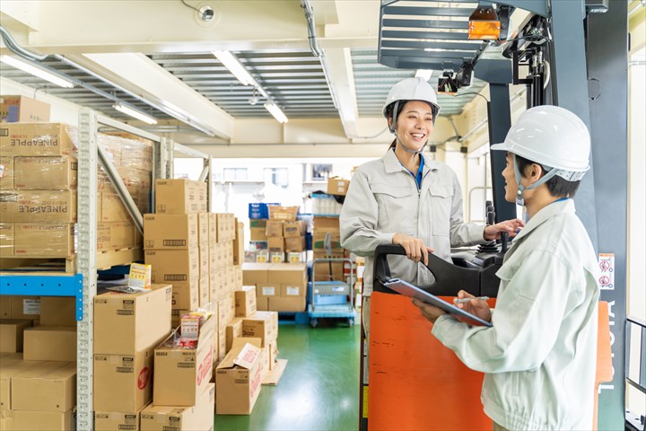 《久世郡久御山町》週払いOK・リーチフォークを使用した常温倉庫内での入出庫、ピッキング作業スタッフ！（Web面接OK・週休2日）