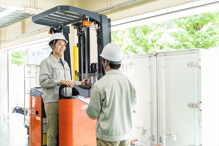 《八幡市》週払いOK・リーチフォークを使用した食品類の入出庫スタッフ！（土日祝休み・時間外勤務ほぼ無し）