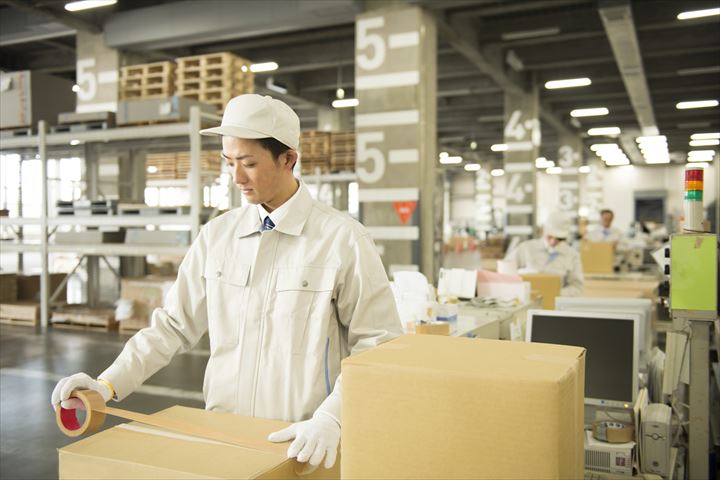 《所沢市》週払いOK・倉庫内での精密機器の梱包作業スタッフ！（土日休み・日勤）