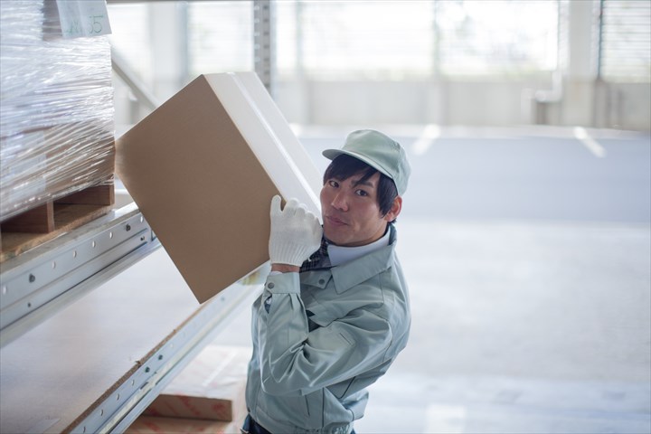 《松戸市》週払いOK・工場内でのプラスチック製品の入出庫作業スタッフ！（Web面接OK・高時給）