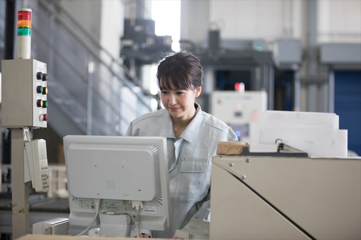 《横浜市西区》週払いOK・商業施設内での荷物の仕分けやピッキング作業スタッフ！（未経験OK・土日祝休み）