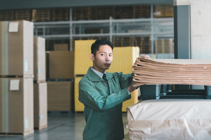 《四日市市》週払いOK・産業廃棄物の仕分け作業スタッフ！（土日祝休み・日勤）