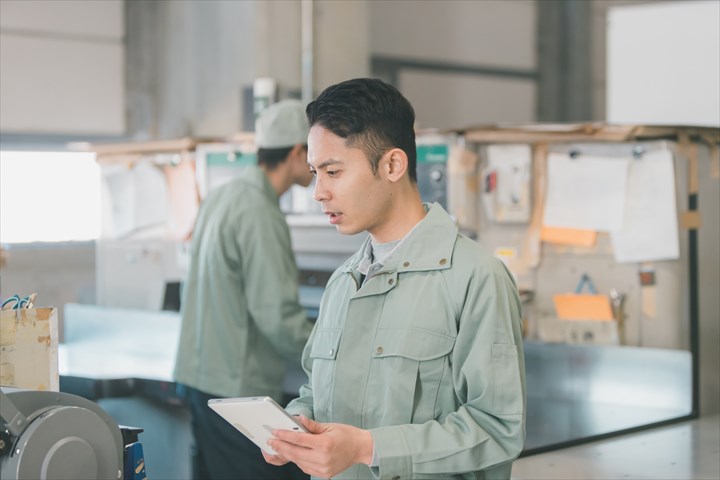 《袖ケ浦市》週払いOK・接着剤などを扱う工場内での充填や調査作業スタッフ！（Web面接OK・未経験OK）