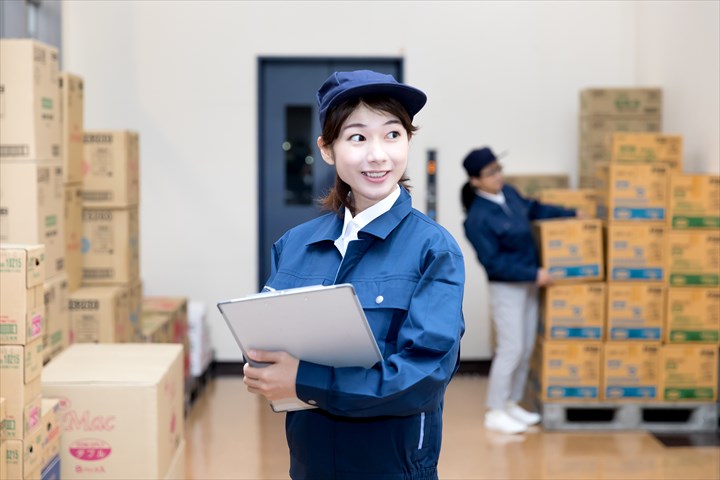 《港区》週払いOK・倉庫内での酒類の出荷作業スタッフ！（高時給・土日祝休み）