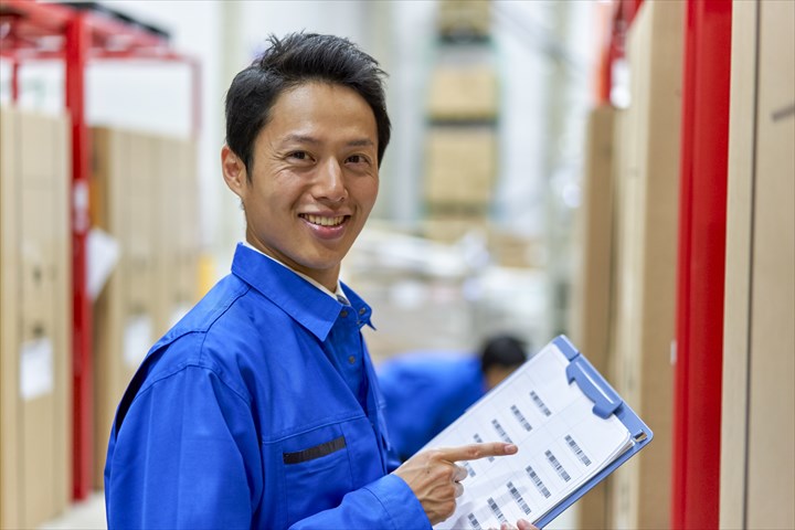 《寝屋川市》週払いOK・倉庫内でのアパレル品などの仕分け作業スタッフ！（未経験歓迎・短時間14:00～18:00）