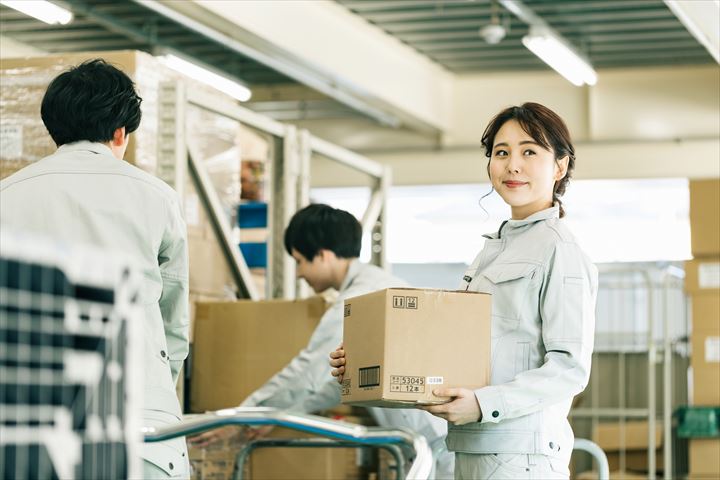 《四日市市》週払いOK・倉庫内での飲料のピッキング等の作業スタッフ！（シニア活躍中・短時間17:00～21:00）
