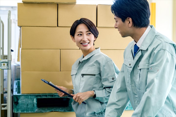 《港区》週払いOK・倉庫内での酒類の出荷作業スタッフ！（高時給・土日祝休み）