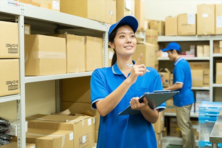 《津市》週払いOK・倉庫内でのホテル向け業務用食材の入出庫作業スタッフ！（未経験も活躍中・土日休み）