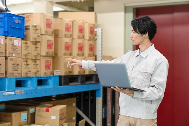 《津市》週払いOK・倉庫内での食材などの入出庫作業スタッフ！（土日休み・未経験も活躍）