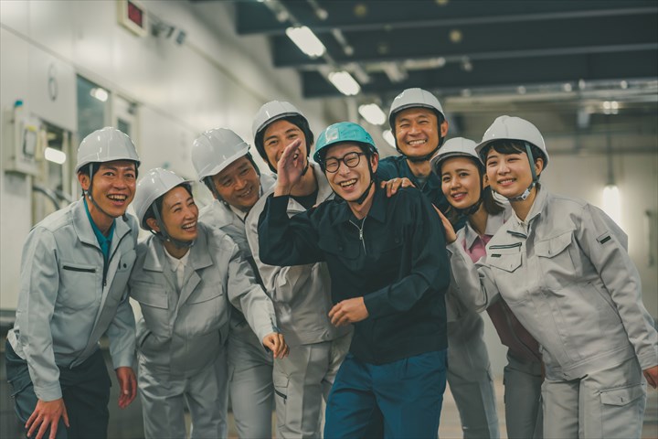 《甲賀市》週払いOK・工場内での機械オペレーター及び出荷作業スタッフ！（土日祝休み・業務延長ほぼ無し）