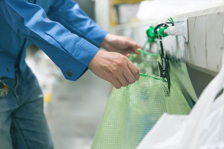 《中野区》週払いOK・一般家庭ごみの回収助手スタッフ！（Web面接OK・未経験OK）