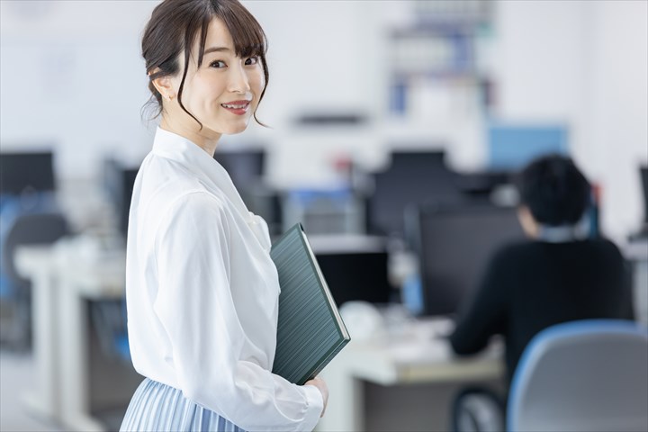 《榛原郡吉田町》週払いOK・物流会社での事務スタッフ！（WワークOK・短時間16:30～20:30）