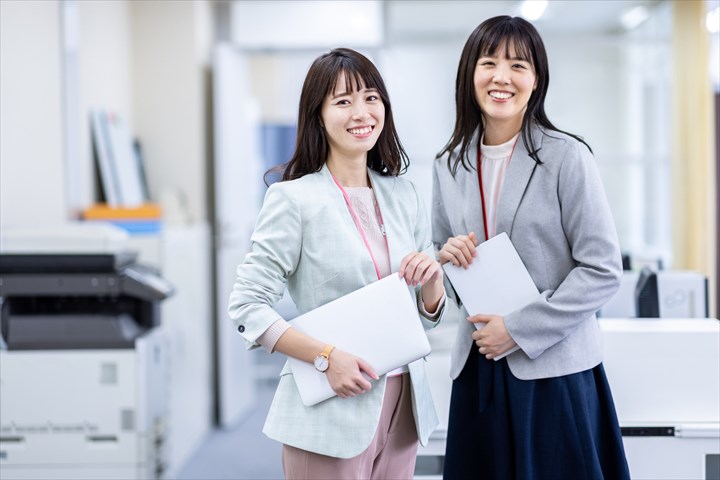 《港区》週払いOK・運送会社内での事務スタッフ！（土日祝休み・高時給）