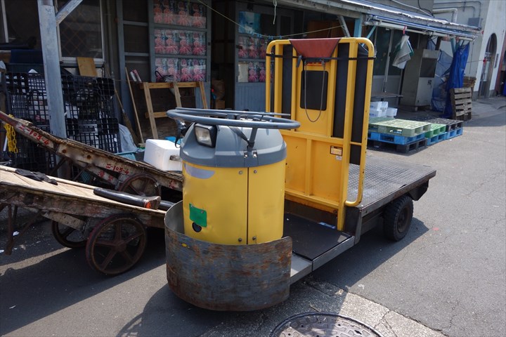 《江東区》週払いOK・ターレットトラックでの市場内外での鮮魚の運搬ドライバー！（高時給・短時間6:30～12:00）