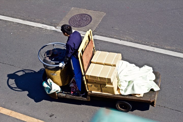 《江東区》週払いOK・ターレットトラックでの市場内外での鮮魚の運搬ドライバー！（高時給・短時間6:30～12:00）