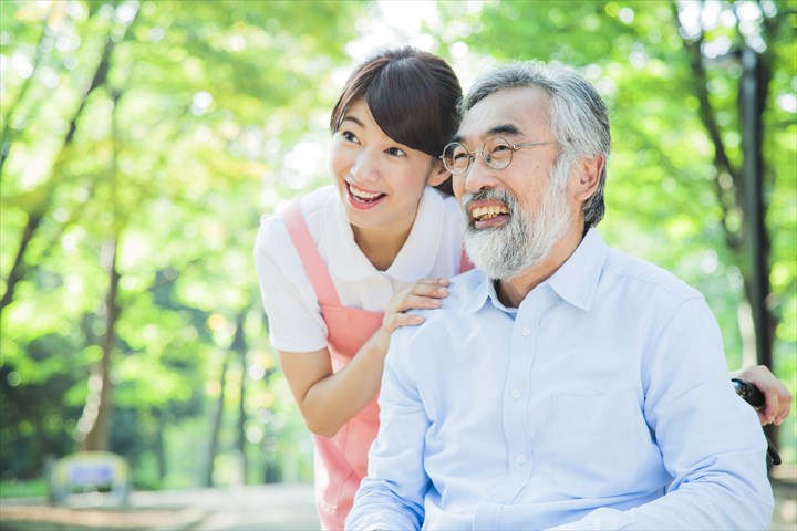 《港区》週払いOK・特別養護老人ホームでの介護スタッフ！（無資格OK・週休2日）