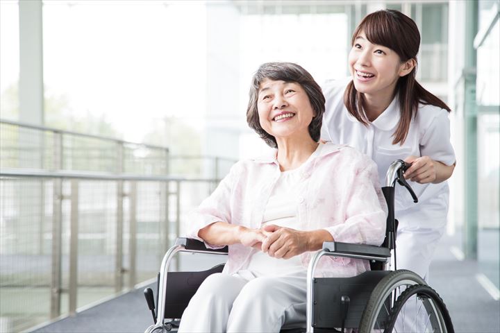 《川口市》週払いOK・一般又は療養病棟での介護スタッフ！（週休2日・未経験歓迎）