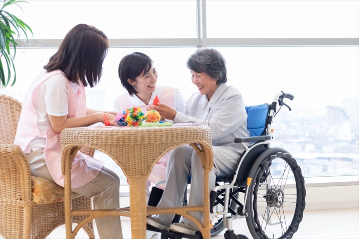 《市川市》週払いOK・デイサービス施設での介護スタッフ！（Web面接OK・週休2日）