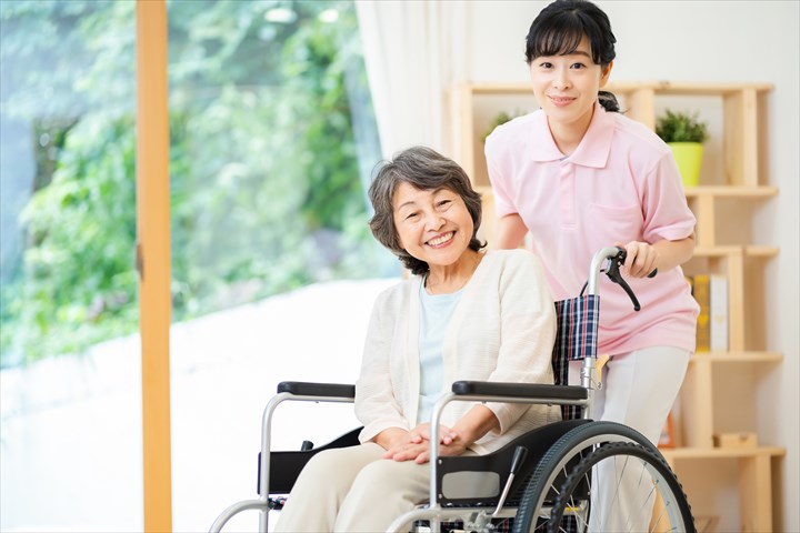 《渋谷区》週払いOK・グループホームでの介護スタッフ！（週休2日・日勤）