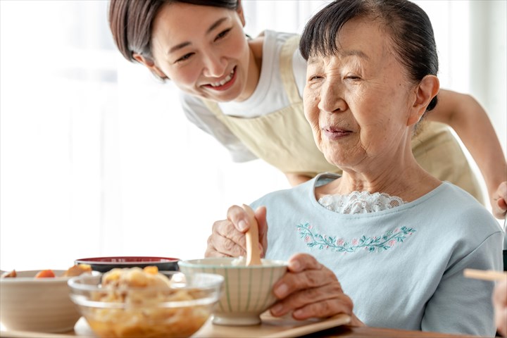 《杉並区》週払いOK・ユニット型特別養護老人ホームでの介護スタッフ！（週休2日・日勤帯）
