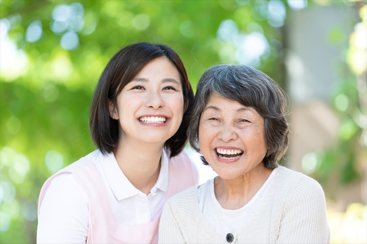 《川崎市川崎区》週払いOK・老人ホームでの介護スタッフ！（週休2日・日勤）