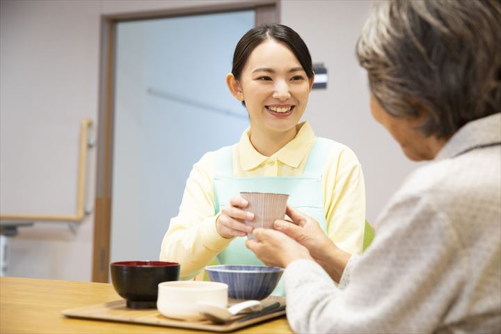 《草加市》週払いOK・老人ホームでの介護スタッフ！（Web面接OK・週休2日）