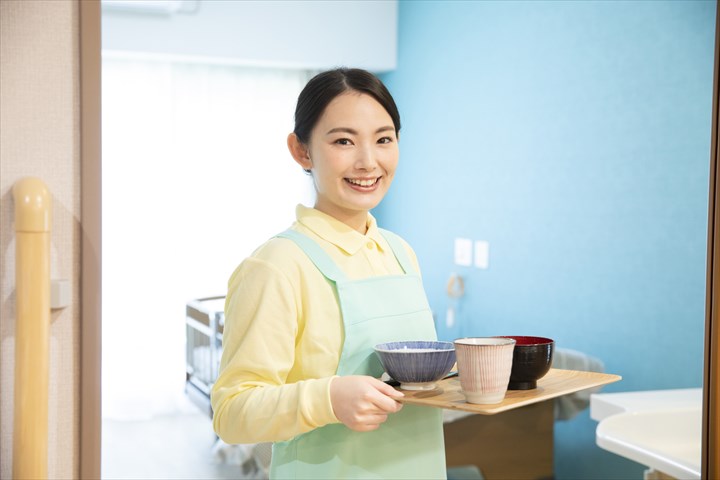 《町田市》週払いOK・特別養護老人ホームでの介護スタッフ！（週休2日・日勤）