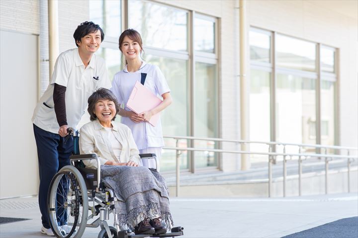 《東大和市》週払いOK・老人保健施設での介護スタッフ！（高時給・週4～5日）