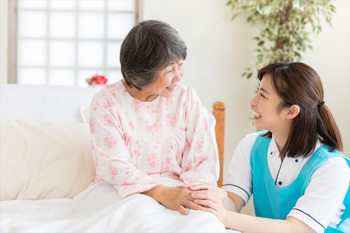 《横浜市都筑区》週払いOK・老人ホームでの介護スタッフ！（週休2日・資格を活かす）