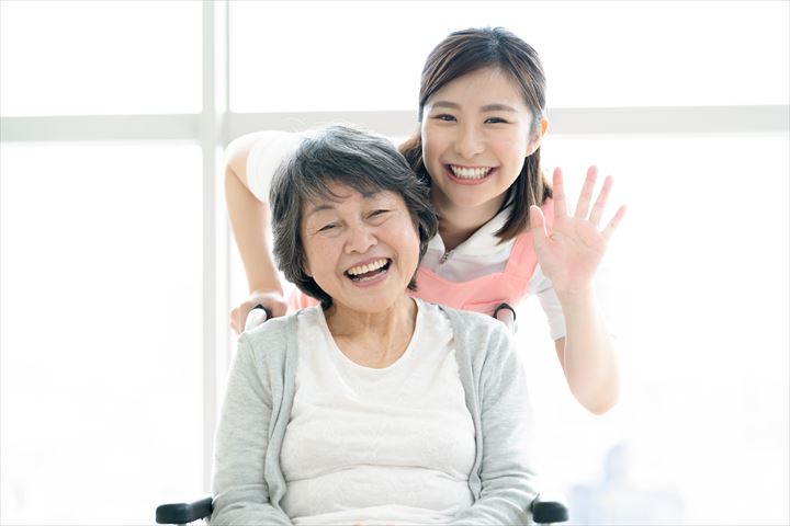 《入間郡三芳町》週払いOK・老人ホームでの介護スタッフ！（無資格OK・日勤）