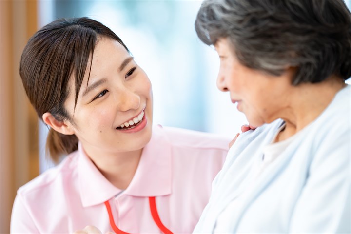 《川崎市川崎区》週払いOK・特別養護老人ホームでの介護スタッフ！（週休2日・日勤）