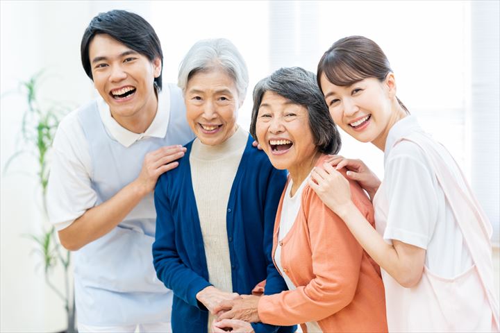 《横浜市港北区》週払いOK・老人ホームでの介護スタッフ！（土日休み・無資格OK）