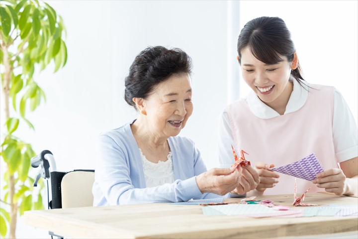 《小平市》週払いOK・ユニット型特別養護老人ホームでの介護スタッフ！（日勤・週4～）