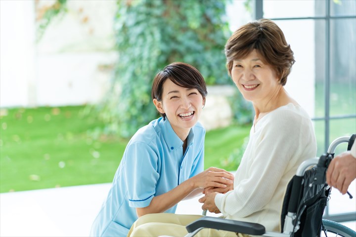 《川崎市中原区》週払いOK・特別養護老人ホームでの介護スタッフ！（週休2日・日勤）