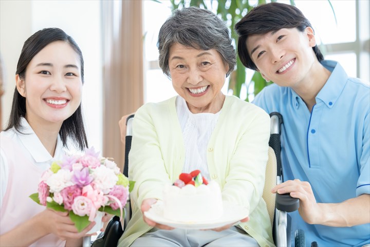 《川崎市幸区》週払いOK・老人ホームでの介護スタッフ！（週休2日・日勤）