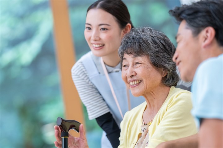 《足立区》週払いOK・特別養護老人ホームでの介護スタッフ！（週休2日・日勤）