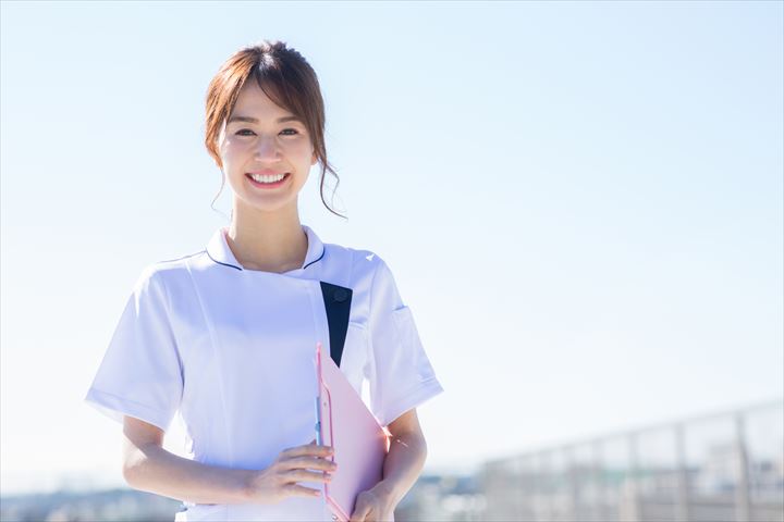 《小平市》週払いOK・介護付き老人ホームでの介護スタッフ！（週休2日・高収入）