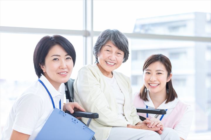 《小平市》週払いOK・介護付き老人ホームでの介護スタッフ！（週休2日・高収入）